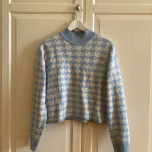 Blå/vit stickad tröja - Stickad tröja köpt på H&M för länge sedan, men som nästan aldrig kommit till användning. Hör av dig vid funderingar. Ta hand om dig.💌