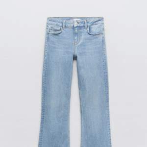 Säljer mina helt nya zara low jeans i ljusblå! Säljer pågrund av att dem satt för tajt på mig❤️❤️ tveka ej vid intresse eller för fler bilder!