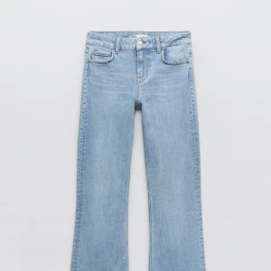 Zara low jeans  - Säljer mina helt nya zara low jeans i ljusblå! Säljer pågrund av att dem satt för tajt på mig❤️❤️ tveka ej vid intresse eller för fler bilder!