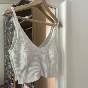 Virkad topp - Denna virkade toppen är köpt från Shein och är i storlek M. Så så fin på sommaren! 