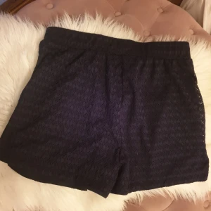 Jättefina shorts  - Märke Jacqueline de young Storlek M. Oanvända, stretchiga och jättefina Dom är marinblåa💙 Har ett par andra fina shorts i en annan annons. 