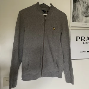 Lyle & Scott Kofta - Grå kofta från Lyle & Scott i bra skick! Size-medium 