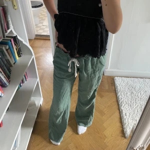 Gröna roxy linnebyxor  - Storlek S och passa bra på mig som är ca 160 men går att lägga ner då jag sytt upp de 🤗 bra skick 