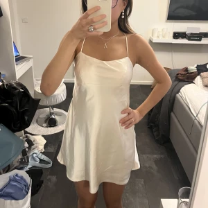 Satin klänning  - Satin klänning från zara med öppenrygg. Prislappen är kvar. Kan hämtas i Värnamo eller fraktas för 74kr 