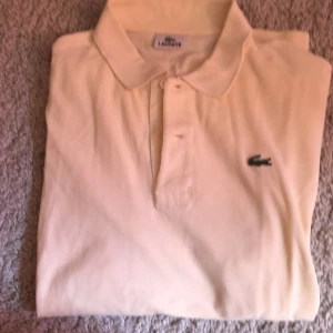 Lacoste piké gul Stl 6 - Knappt använd piké  Stl 6 typ L/XL