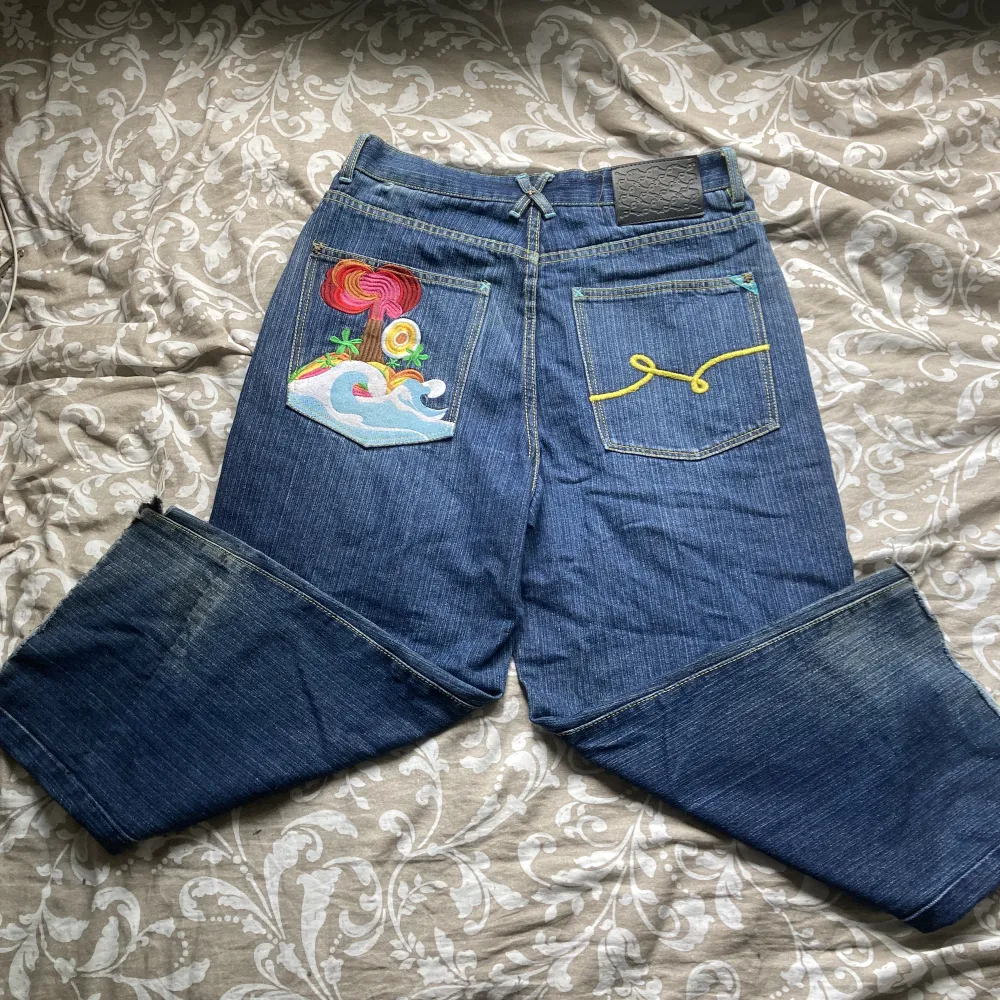 Skit snygga och baggy jeans från märket LNG. Coolt och unikt tryck på baksidan! . Jeans & Byxor.