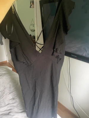Zara klänning - Säljer denna jätte fina slutsålda klänning från zara. Helt oanvänd med lapp kvar säljer eftersom jag köpte fel storlek. Skriv vid fler frågor💕