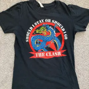 En ”The Clash” T-shirt som är köpt secondhand och har själv aldrig användt. Skriv ifall du har några underorgan eller behöver fler foton