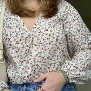 Blommig blus - En blommig blus i kort modell med resår i midjan och i ärmslutet, perfekt till sommaren 💘💘