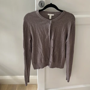 Kofta, h&m - Detta är en kofta från hm i storlek S som inte har några skaventer men har använts några gånger💗 Skönt matrial med 70% viskos!