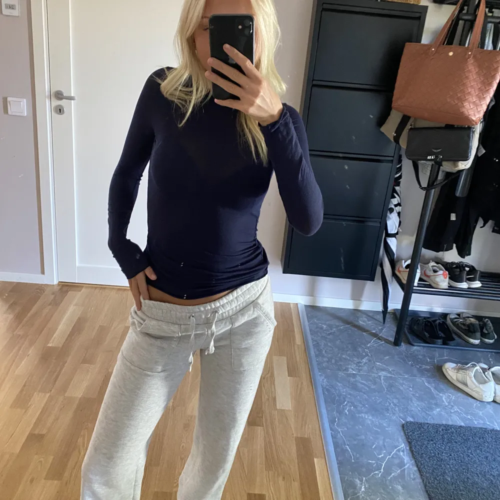 Skitsnygga gråa mjukisbyxor 💕💕 . Jeans & Byxor.