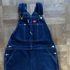 Hängselbyxor - Blåa hängselbyxor från dickies som jag thrifta för ett tag sen Dm för mer info