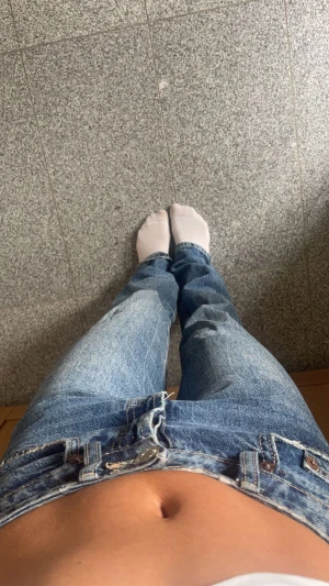 Mid/low rise zara jeans - As snygga mid/low rise jeans som är straight nedtill. Kommer inte till användning längre! Tryck på köp nu! 😻😻😻
