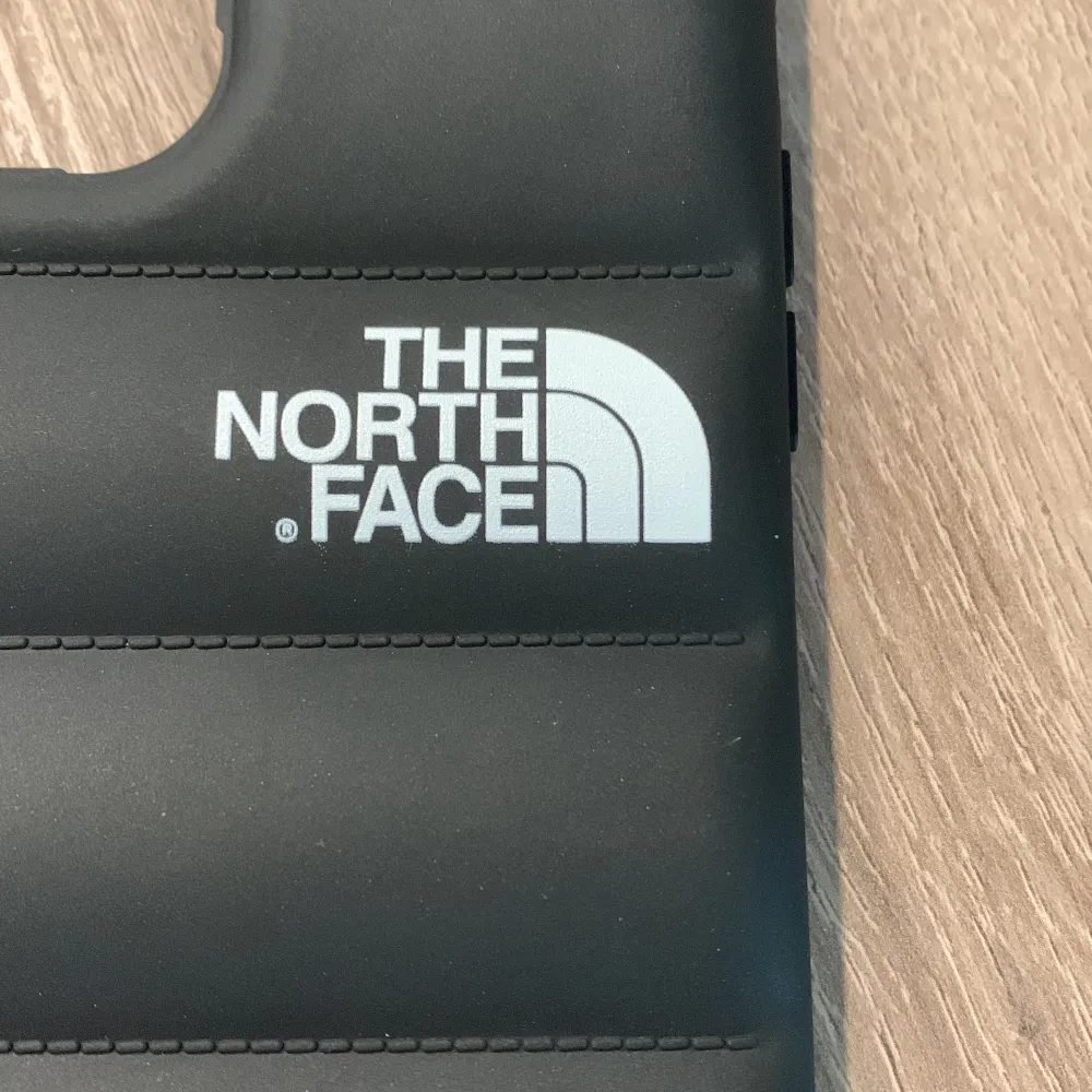 Skal med the north face logga, vet ej äktheten på skalet. Säljer pga att den inte passade min IPhone. Pris kan diskuteras. . Övrigt.