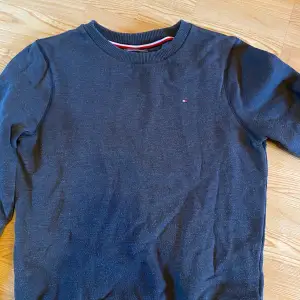 Tommy hilfiger sweatshirt köpt från kidsbrandstore. Den är grå/mörkblå