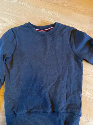 Tommy hilfiger sweatshirt köpt från kidsbrandstore. Den är grå/mörkblå