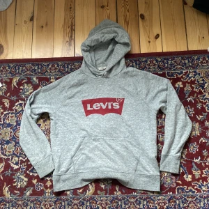 Levi’s hoodie  - Det står att hoodien är i storlek L, men det sitter som en S.