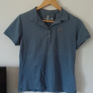 Fin Kingsland t-shirt - Fin näst intil oanvänd Kingsland tröja. Så gott som i nyskick Lite liten i storleken.