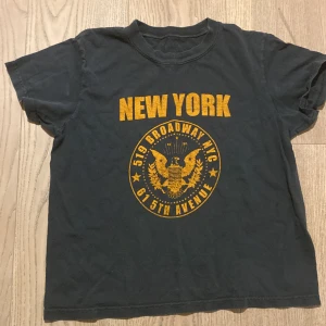 T-shirt från Brandy Melville - Assnygg t-shirt, skriv för funderingar! Köpt för ca 300kr säljs för 140kr eller byten!💕one-Size men skulle säga Xs-M