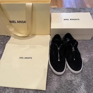 Axel Arigato skor  - Ett par riktigt snygga Axel Arigato skor i 39. Box och dusth bag ingår även.