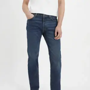 Säljer dessa Levis jeans i modellen 501 i färgen blå, storlek: midja-30, längd-34. Byxorna har används en gång och är i toppskick! Vi säljer dem då de inte har kommit till användning. Nypris är 1100 kr, vi säljer dem för 700 kr👍