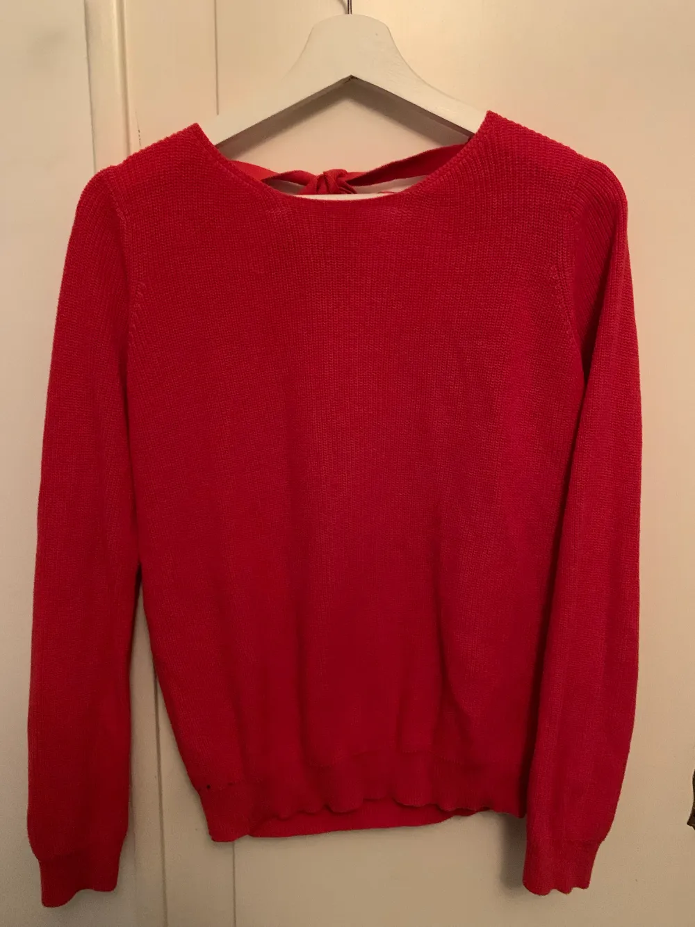 En röd stickad tröja i fint skick, använd fåtal gånger🌸. Stickat.