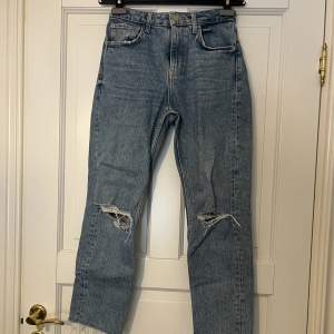 Supersnygga jeans från Zara i midwaist straight leg passform! Använda fåtal gånger och i nyskick💫