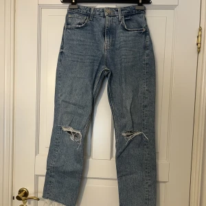 Midwaist jeans från Zara - Supersnygga jeans från Zara i midwaist straight leg passform! Använda fåtal gånger och i nyskick💫