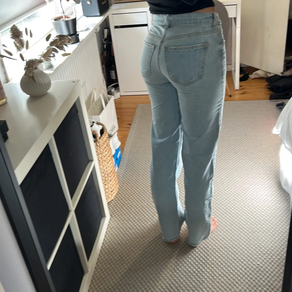 Jätttefina jeans i ljus tvätt. Säljer då de tyvärr är för små för mig. För referens så är jag 172 cm lång och de är bra längd på mig. Köparen står för frakt!🤗. Jeans & Byxor.