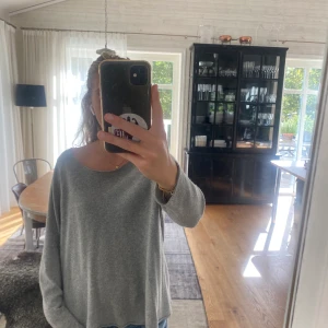 Grå finstickad tröja - Den är så fin och bra skick!! Fin grå färg och det står hope på ryggen i vitt💗💗Hör av dig om du har frågor eller är intresserad🥰🥰🥰 På tröjan står det XS men den är ganska oversize så skulle säga mer S-M