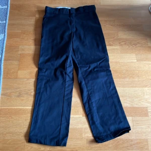Dickies 874  - Feta Dickies 874 byxor. Har knappt använt dom så är i helt nytt skick pris kan diskuteras.