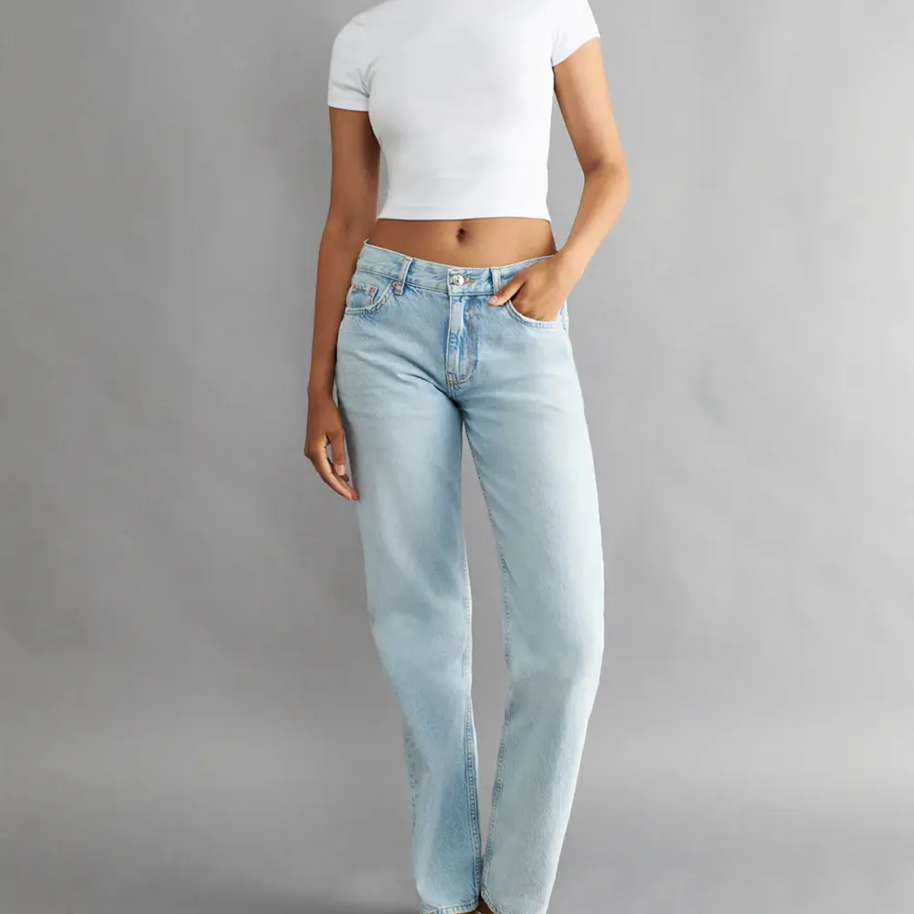 Säljer dessa super fina low straight jeans från Gina. Inga synliga tecken på användning, säljs pga att dom inte kommer till användning. Skriv gärna för mer frågor eller bilder!❤️. Jeans & Byxor.