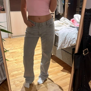 Gina jeans - Säljer dessa populära gråa jeansen från Gina. De är o storlek 38 och sitter oversized på mig som brukar ha storlek 36!