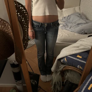 Lågmidjade jeans - Döööösnygga low waisted jeans från lee💗💗 de är väl använda men fortfarande i bra skick! Har ett hål som man ser på sista bilden men det är inget man tänker på pga stället det är på. Midjemått 37 cm rakt över, innerbenslängd 79 cm💗 