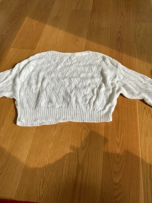 Söt stickad tröja - Söt stickad tröja för hösten, croppad längd med sött mönster