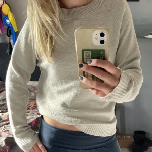 Stickad tröja  - Super fin stickad tröja från vero Moda som inte kommer till användning 💗 strl M passar mig som brukar ha S