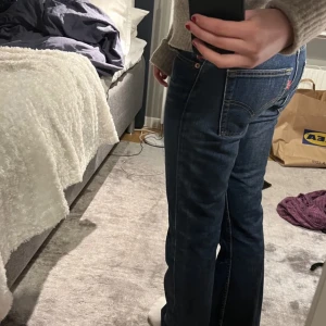 Lågmidjade jeans  - Ett par lågmidjade flare levis jeans som blivit lite små på mig. Väldigt bra skick och inga defekter! 