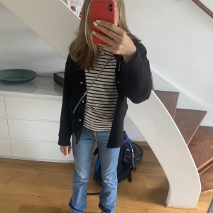 Randig tröja🤍🖤 - Så fin randig tröja från hm💜Tröjan passar till storlekarna Xs/S💖Gällande frågor om tröjan skriv till mig i dm💗