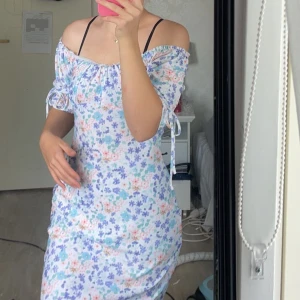 Blommig klänning!💗 - Helt oanvänd, från asos , inga defekter! Jätteskönt material💗