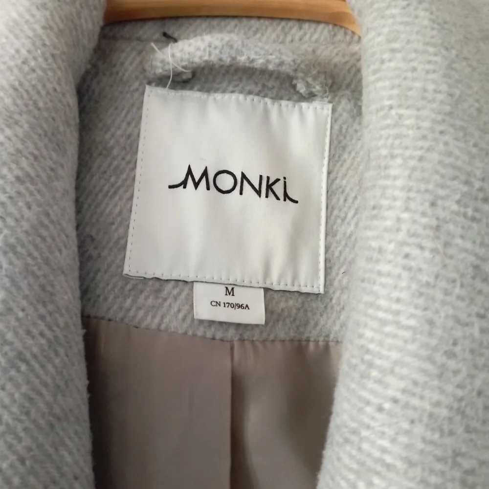 En lång grå kappa från Monki. Har använt den 1-2 gånger så i fint skick.. Jackor.