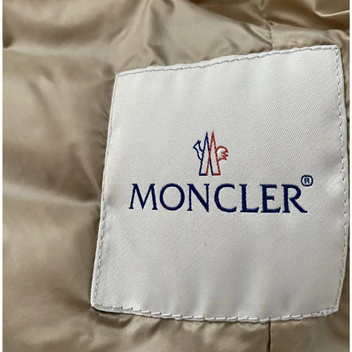 Champagnefärgad moncler jacka  - 91
