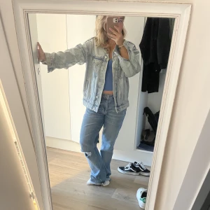 Oversized jeansjacka - Säljer oversized jeansjacka från Gina tricot, köpt för ca 1 år sedan. Storlek xs (som sagt oversized). Jättebra skick! 