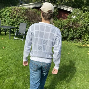 Asfet Stickad Tröja - Skitsnygg blåvit stickad tröja säljs pga av att jag inte använder den. Köpt på en vintage affär i Berlin i somras, fläckfritt skick. Märket är St. Michael och den är gjord i Storbritannien. Storleken skulle jag säga är M-L, jag är 182cm för referens.