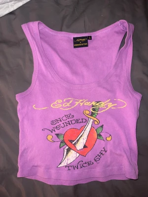Edhardy linne  - Superfint lila Edhardy linne 💜 Köptes på Urban Outfitters för ett år sen.  Har knappt använt linnet så det är i väldigt bra skick 💜💜 Priset kan diskuteras vid snabb affär 💜💜