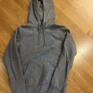 En peak performance hoodie som bara är använd någon gång. Frakt ingår inte i priset. 