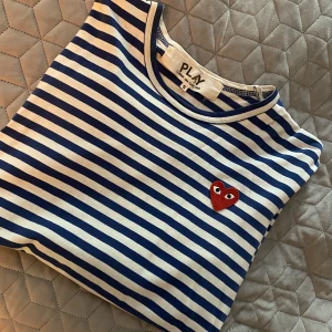 Comme des garçons  - Långärmad tröja från Commes des garçones (finns ett litet hål på baksidan se bild) storlek S  