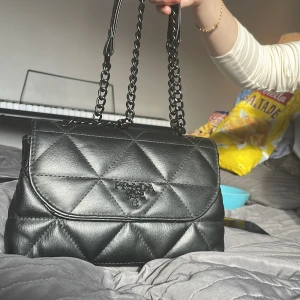 Svart axelväska - Svart väldigt fin axelväska, FAKE om någon undrar. Helt oanvänd så därför inga defekter, vid ytterligare frågor är det bara att höra av sig💗😊