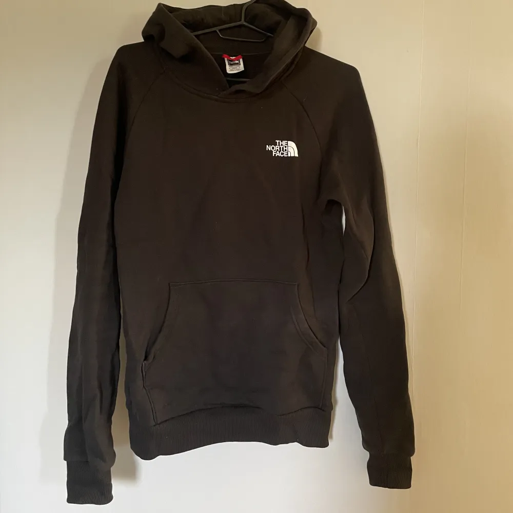 Säljer denna the north face hoodien pga kommer inte till användning längre, nypris 1000kr och säljer för 350 + frakt, skriv för mer info/bilder💓. Hoodies.