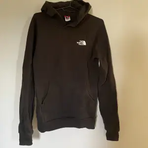 Säljer denna the north face hoodien pga kommer inte till användning längre, nypris 1000kr och säljer för 350 + frakt, skriv för mer info/bilder💓