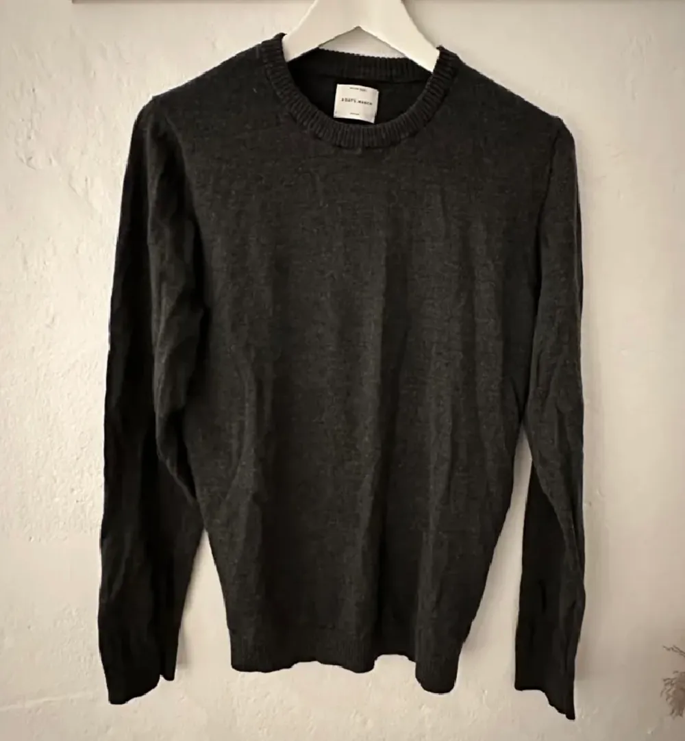 Mörkgrön/grå tunn stickad tröja från A days march i merion ull. Väldigt bra skick. Nypris 1300.. Tröjor & Koftor.